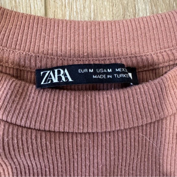 ZARA Ribbed Top with Rouched Sides Medium - Picture 5 of 5